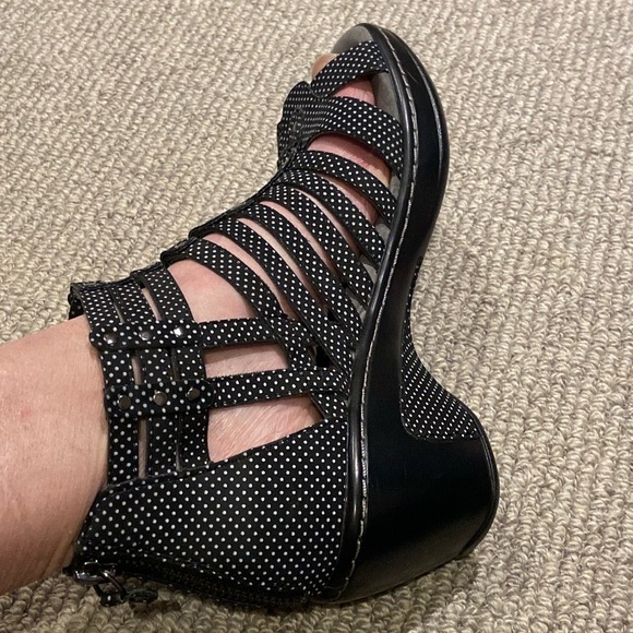 JBU Womens Black Nectar Polka dotted Wedge shoe, 8M - Picture 4 of 12